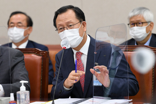 김종갑 한국전력공사 사장이 15일 오전 서울 여의도 국회에서 열린 산업통상자원중소벤처기업위원회의 한국전력공사, 한국수력원자력, 한국남동발전 등에 대한 국정감사에 출석해 의원 질의에 답변하고 있다. <연합뉴스>